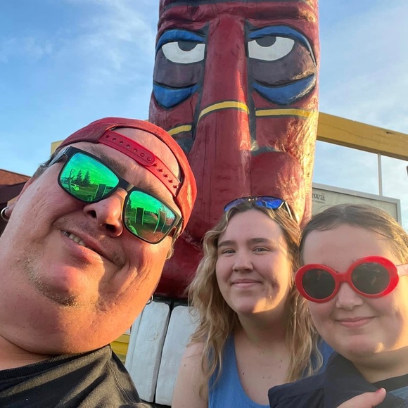 Meet your Posher, Sandy - Picture 1 of 1